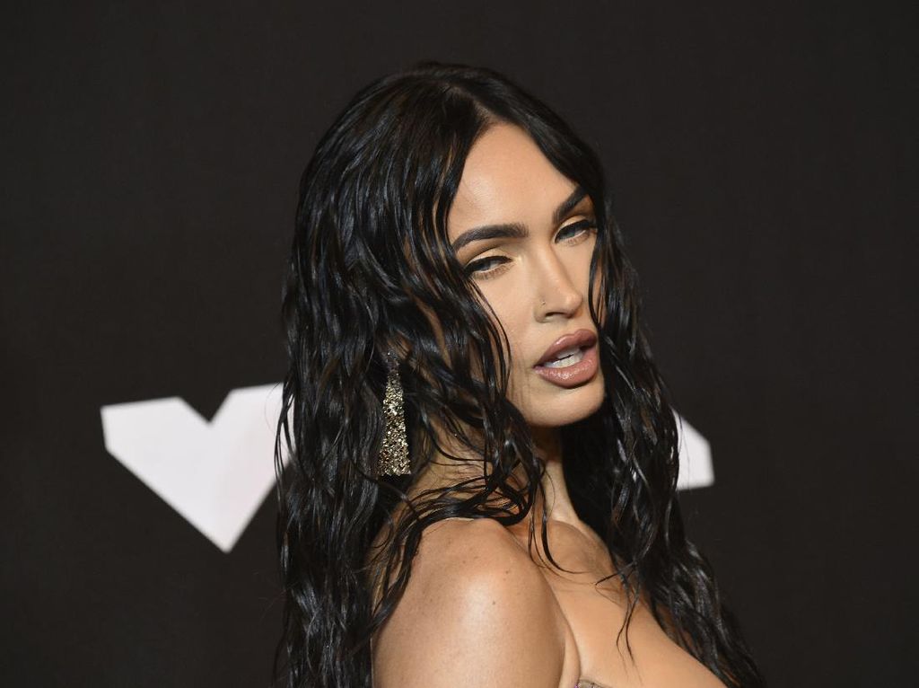 6 Potret Megan Fox Seksi Pakai Naked Dress di MTV VMAs