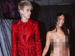 Megan Fox Pakai Dress Transparan Temani Machine Gun Kelly di VMAs Megan Fox Pakai Dress Transparan Temani Machine Gun Kelly di VMAs