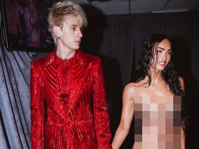 Megan Fox Pakai Dress Transparan Temani Machine Gun Kelly di VMAs