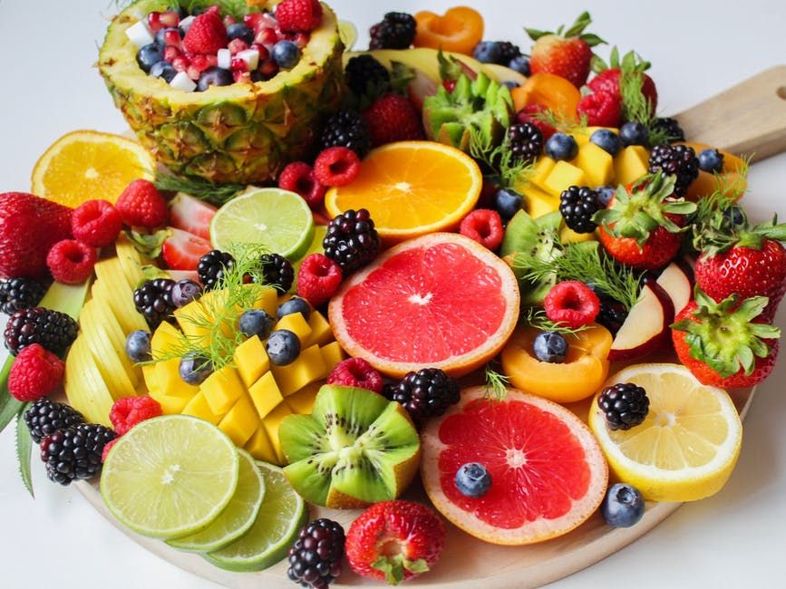 Eating fruits / photo : pexels.com/TrangDoan