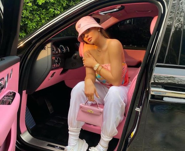 (Menyukai warna pink, Kylie Jenner ubah interior mobil Black Rolls Royce miliknya/Foto: instagram.com/kyliejenner) Menyukai warna pink, Kylie Jenner ubah interior mobil Black Rolls Royce miliknya/Foto: instagram.com/kyliejenner