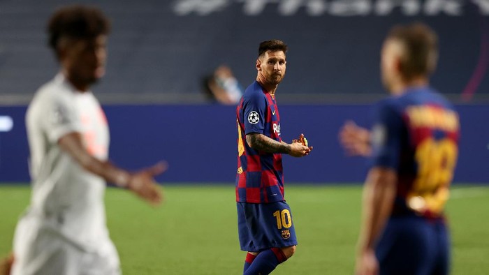 LISBON, PORTUGAL - AUGUST 14: Lionel Messi of FC Barcelona looks dejected following his teams defeat in the UEFA Champions League Quarter Final match between Barcelona and Bayern Munich at Estadio do Sport Lisboa e Benfica on August 14, 2020 in Lisbon, Portugal. (Photo by Rafael Marchante/Pool via Getty Images)