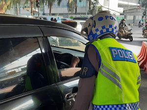 Ngaku Baru Pulang dari Kampung, Mobil Berpelat Genap Ditilang di Gage Rasuna Ngaku Baru Pulang dari Kampung, Mobil Berpelat Genap Ditilang di Gage Rasuna