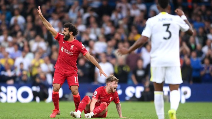 LEEDS, ENGLAND - SEPTEMBER 12: Harvey Elliott of Liverpool applauds the fans as he leaves the pitch on a stretcher following an injury during the Premier League match between Leeds United and Liverpool at Elland Road on September 12, 2021 in Leeds, England. (Photo by Laurence Griffiths/Getty Images)