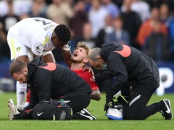Elliott mengerang kesakitan setelah ditekel Pascal Struijk dalam duel di pinggir lapangan. Laurence Griffiths/Getty Images.