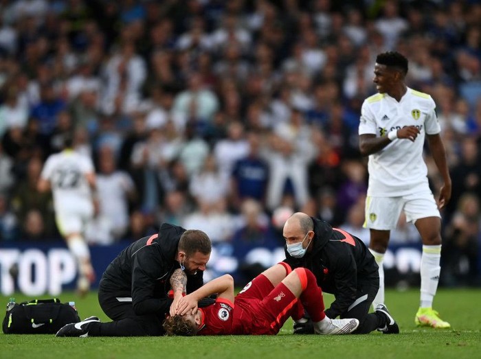 LEEDS, ENGLAND - SEPTEMBER 12: Harvey Elliott of Liverpool applauds the fans as he leaves the pitch on a stretcher following an injury during the Premier League match between Leeds United and Liverpool at Elland Road on September 12, 2021 in Leeds, England. (Photo by Laurence Griffiths/Getty Images)