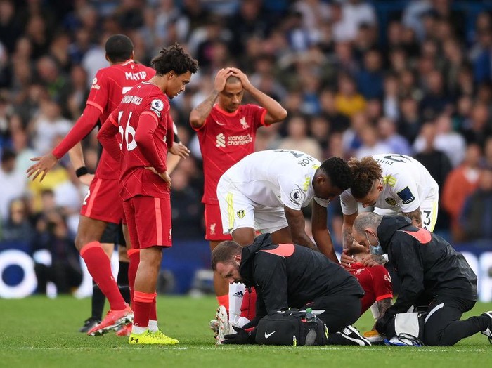 LEEDS, ENGLAND - SEPTEMBER 12: Harvey Elliott of Liverpool applauds the fans as he leaves the pitch on a stretcher following an injury during the Premier League match between Leeds United and Liverpool at Elland Road on September 12, 2021 in Leeds, England. (Photo by Laurence Griffiths/Getty Images)