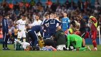 Elliott cukup lama mendapat perawatan di lapangan sebelum ditandu keluar untuk digantikan Jordan Henderson di menit ke-63. (Foto: Getty Images)