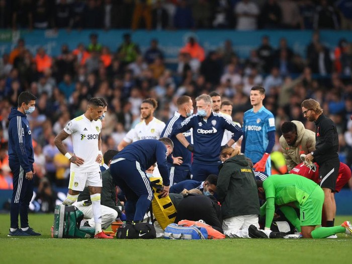 LEEDS, ENGLAND - SEPTEMBER 12: Harvey Elliott of Liverpool applauds the fans as he leaves the pitch on a stretcher following an injury during the Premier League match between Leeds United and Liverpool at Elland Road on September 12, 2021 in Leeds, England. (Photo by Laurence Griffiths/Getty Images)