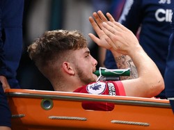 Elliott kemudian ditandu keluar lapangan untuk digantikan oleh Jordan Henderson. Laurence Griffiths/Getty Images.