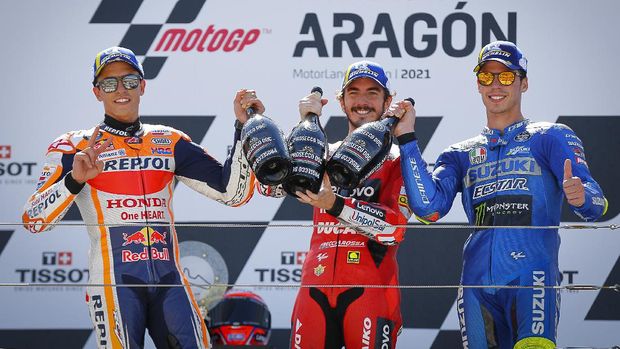 Marc Marquez, Francesco Bagnaia dan Joan Mir di atas podium MotoGP Aragon 2021.
