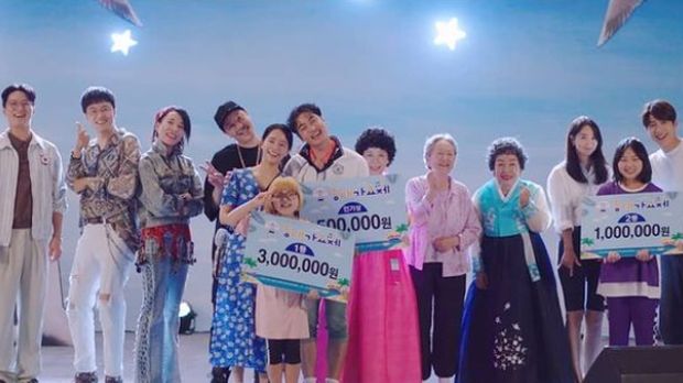 Para pemeran pendukung Hometown Cha-Cha-Cha yang sukses menarik perhatian penonton berkat karakter ikonik yang mereka perankan / foto: tvN Drama