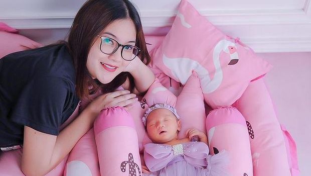 Pemotretan perdana baby Gendhis Geona Madaharsa putri Nella Kharisma dan Dory Harsa sangat lucu dan menggemaskan. Yuk intip!