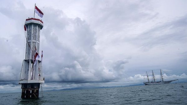 Bendera Merah Putih Dikibarkan di Mercusuar Ambalat