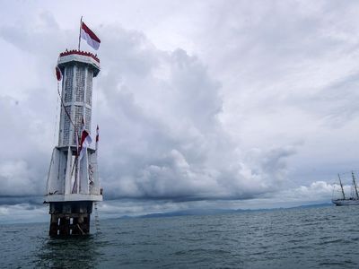 Bendera Merah Putih Dikibarkan di Mercusuar Ambalat