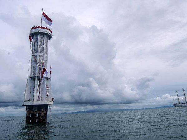 Bendera Merah Putih Dikibarkan di Mercusuar Ambalat
