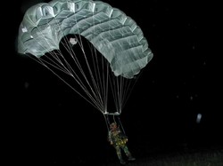 Prajurit Yontaifib Pasmar 2 Korps Marinir TNI AL Gelar Terjun Malam