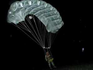 Prajurit Yontaifib Pasmar 2 Korps Marinir TNI AL Gelar Terjun Malam Prajurit Yontaifib Pasmar 2 Korps Marinir TNI AL Gelar Terjun Malam