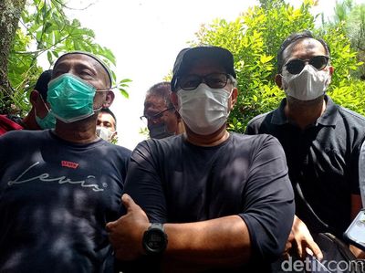 Potret Rocky Gerung di Depan Rumahnya Menyerang Balik Sentul City