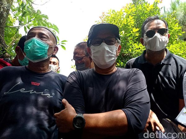 Potret Rocky Gerung di Depan Rumahnya Menyerang Balik Sentul City