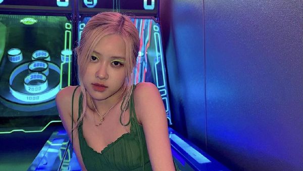 8 Potret Seksi Rose BLACKPINK, Tubuh Rampingnya Bikin Fans Wanita Iri