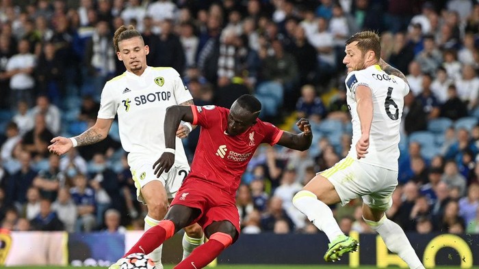 LEEDS, ENGLAND - SEPTEMBER 12: Sadio Mane of Liverpool scores their sides third goal during the Premier League match between Leeds United and Liverpool at Elland Road on September 12, 2021 in Leeds, England. (Photo by Shaun Botterill/Getty Images)
