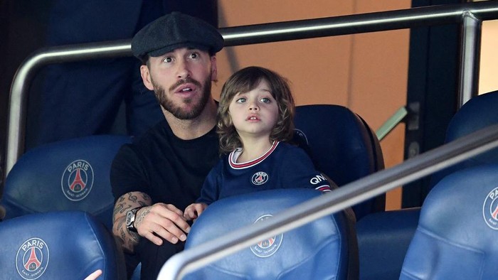 Paris Saint-Germains Spanish defender Sergio Ramos attends with his son during the French L1 football match between Paris-Saint Germain (PSG) and Clermont Foot 63 at The Parc des Princes Stadium in Paris on September 11, 2021. (Photo by FRANCK FIFE / AFP)