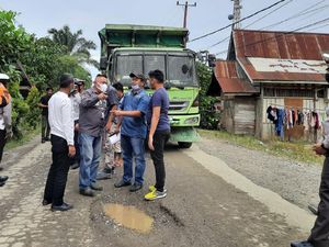 Sopir Truk di Riau Protes Diminta Putar Balik Gegara Ada Perbaikan Jalan