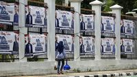 Spanduk HUT Partai Demokrat Penuhi Pagar Gedung DPR