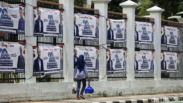 Spanduk HUT Partai Demokrat Penuhi Pagar Gedung DPR