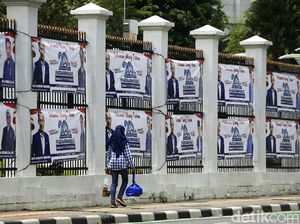 Spanduk HUT Partai Demokrat Penuhi Pagar Gedung DPR