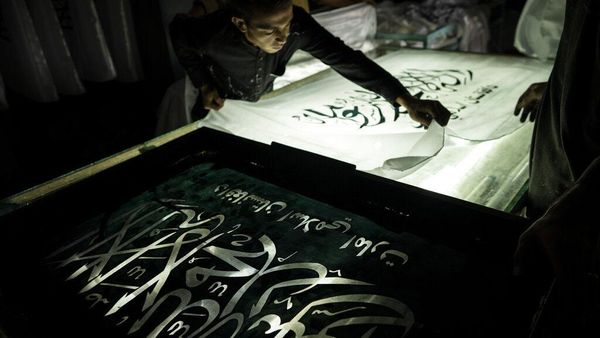 Taliban Berkuasa, Tukang Sablon Banjir Order Bendera