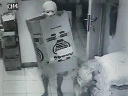 Maling Bertopeng Bobol Minimarket di Pandeglang, Rokok Habis Dikuras