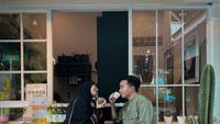 Begini Gaya Taqy Malik saat Ngopi Bareng Istri