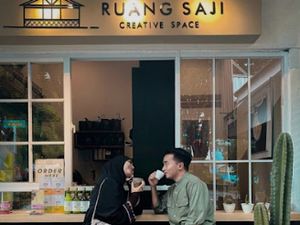 Begini Gaya Taqy Malik saat Ngopi Bareng Istri Begini Gaya Taqy Malik saat Ngopi Bareng Istri