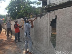 Tembok yang Persempit Akses Warga di Serua Tangsel Dibongkar!