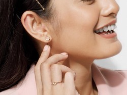 Pakai Perhiasan saat ke Kantor, Kenapa Nggak? Ini Tipsnya!