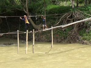 Siswa di Luwu Menyeberang dengan Seutas Tali, Pemkab Janji Perbaiki Jembatan