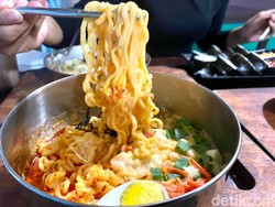 Om Bewok Korean Food: Lesehan Ngemil Tteokbokki dan Cheese Ramyun yang Creamy