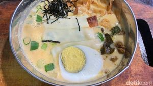 Asyiknya Ngemil Cheese Ramyun Sambil  Lesehan di Sini