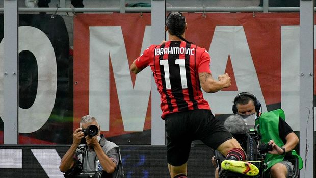 MILAN, ITALY - SEPTEMBER 12: Zlatan Ibrahimovic of AC Mila celebrates a second goal during the Serie A match between AC Milan and SS Lazio at Stadio Giuseppe Meazza on September 12, 2021 in Milan, Italy. (Photo by Marco Rosi - SS Lazio/Getty Images)