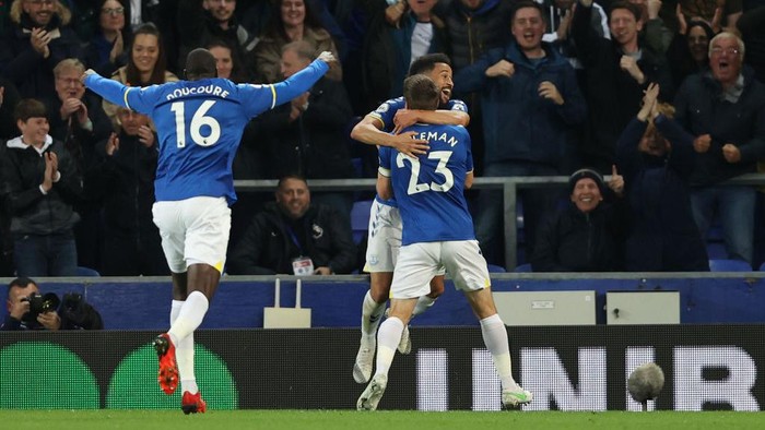 LIVERPOOL, ENGLAND - SEPTEMBER 13: Andros Townsend of Everton  celebrates after scoring their teams second goal  during the Premier League match between Everton and Burnley at Goodison Park on September 13, 2021 in Liverpool, England. (Photo by Clive Brunskill/Getty Images)