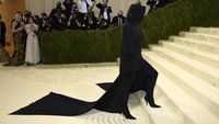 10 Gaya Terheboh di MET Gala 2021, Kim Kardashian Muncul Tanpa Wajah