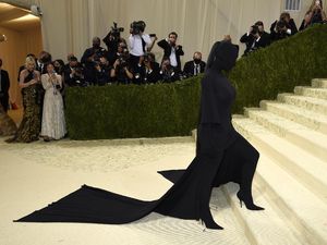 10 Gaya Terheboh di MET Gala 2021, Kim Kardashian Muncul Tanpa Wajah