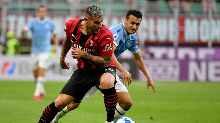 MILAN, ITALY - SEPTEMBER 12: Pedro Rodriguez Ledesma (R) of SS Lazio competes for the ball with Theo Hernandez of AC MIlan during the Serie A match between AC Milan and SS Lazio at Stadio Giuseppe Meazza on September 12, 2021 in Milan, Italy. (Photo by Marco Rosi - SS Lazio/Getty Images)