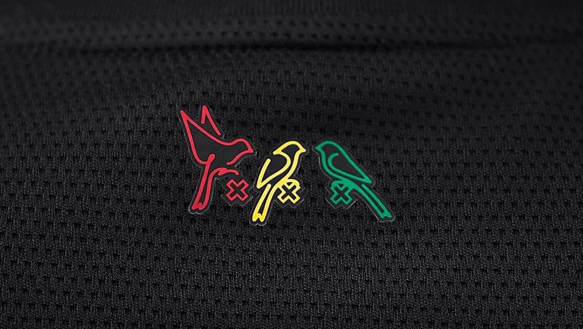 Logo tiga burung kecil di jersey Ajax Amsterdam edisi Bob Marley. (Foto: Instagram @afcajax_