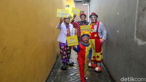 Aksi Badut Keliling Kampung Ajak Warga Ikut Vaksin