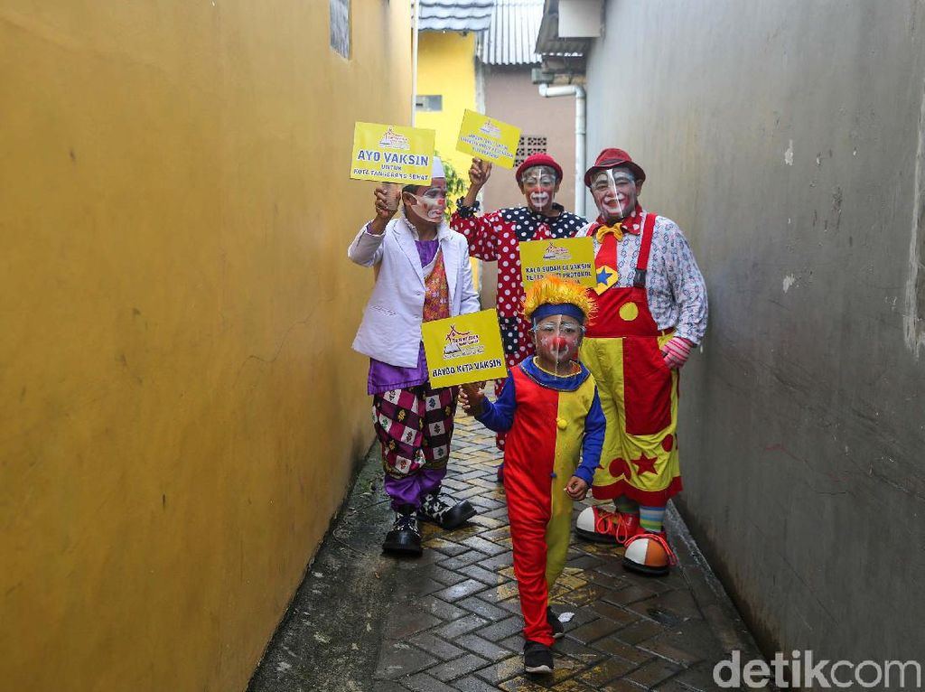 Aksi Badut Keliling Kampung Ajak Warga Ikut Vaksin Aksi Badut Keliling Kampung Ajak Warga Ikut Vaksin