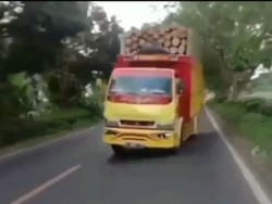 Aksi Truk Oleng Demi Konten di Lumajang