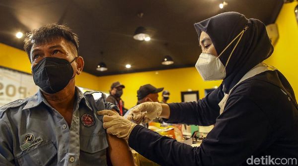 Antusias Ratusan Pengemudi Jak Lingko Disuntik Vaksin-Donor Darah